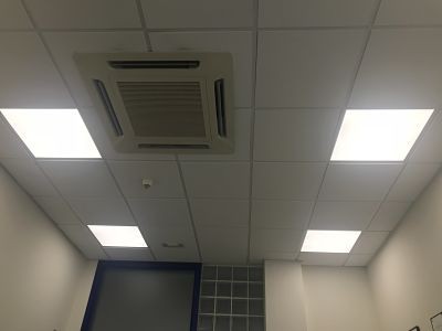 Instalaci&oacute;n de iluminaci&oacute;n LED en edificio de of